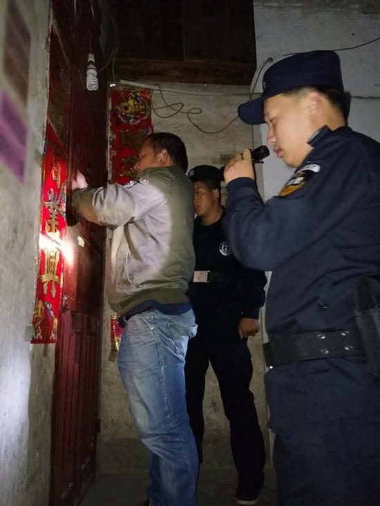 梧州粗心妈妈误将幼女锁家中 民警全城寻开锁师傅开门